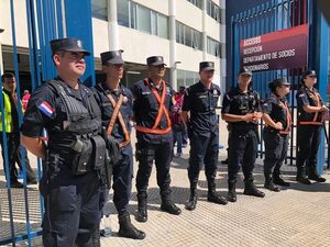 Supuesta coima de hinchas a policías:   comandante considera que es “información intencionada” - Policiales - ABC Color