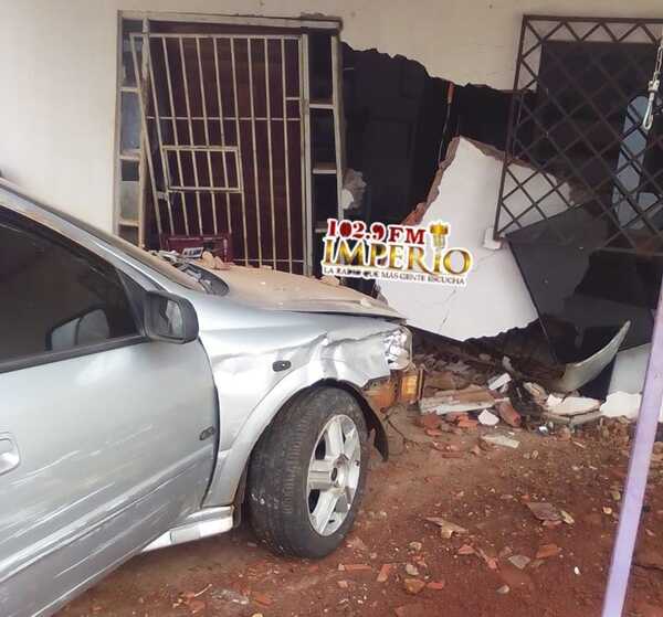 Automovilista chocó por una despensa en el barrio Virgen de Caacupé - Radio Imperio
