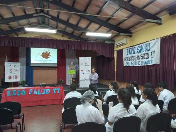 Enseñan a estudiantes a prevenir enfermedades renales