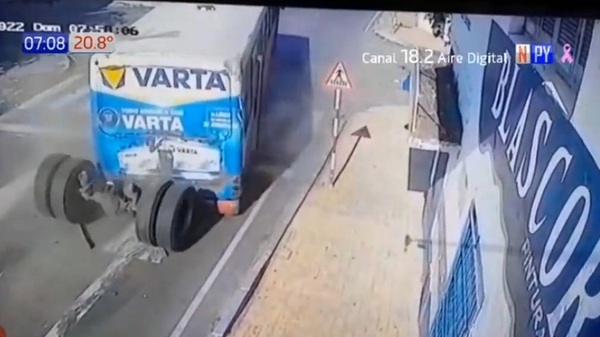 ¡Lamentable! Colectivo pierde las ruedas traseras en plena marcha | Noticias Paraguay