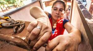 Qué papel desempeñan las mujeres rurales en la gestión comunitaria del agua