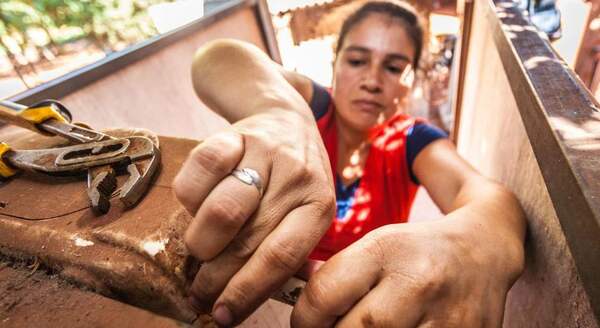 Qué papel desempeñan las mujeres rurales en la gestión comunitaria del agua