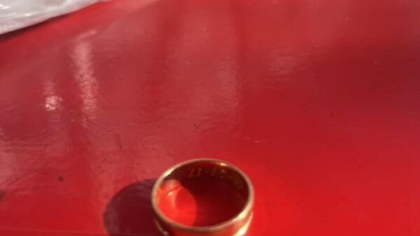 Encontró y devolvió un anillo de alianza