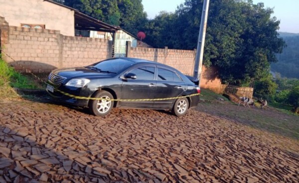 Asaltantes abandonaron auto robado con 30 computadoras portátiles