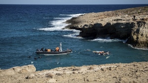 Encontraron desnudos a cerca de 100 refugiados en la frontera de Grecia y Turquía - .::Agencia IP::.