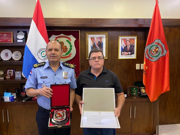 Taxista devolvió USD 800 a turista y fue reconocido por la Policía - trece