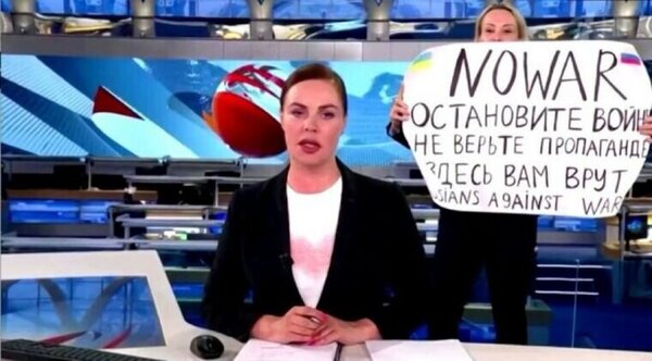 Huye de Rusia la periodista que criticó a Putin en la televisión - Radio Imperio