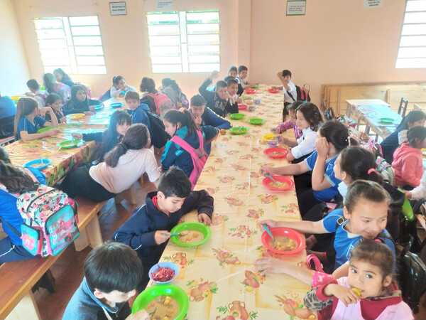 Municipio encarnaceno cumple con almuerzo escolar en escuelas
