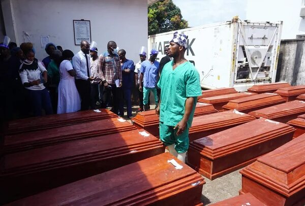 Sierra Leona entierra a 27 civiles muertos en las protestas de agosto - Mundo - ABC Color