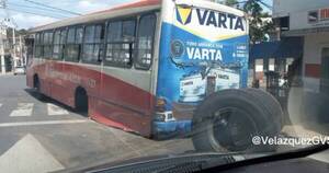 La Nación / Bus de la línea 27 perdió las cuatro ruedas traseras en pleno viaje