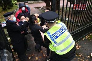 Escándalo diplomático: El cónsul en Manchester de China comunista golpea a un manifestante prodemocracia - Informatepy.com