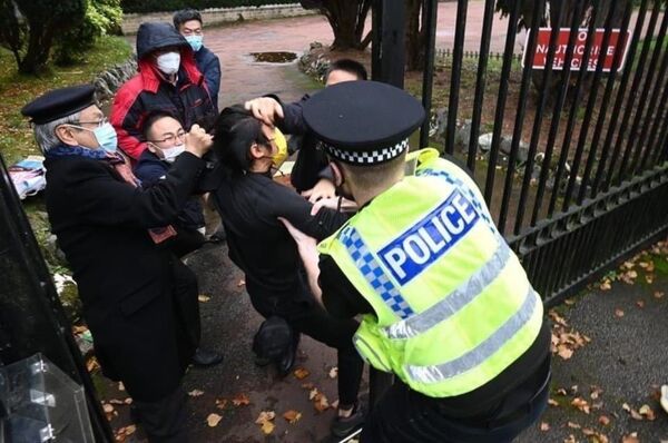 Escándalo diplomático: El cónsul en Manchester de China comunista golpea a un manifestante prodemocracia - Informatepy.com