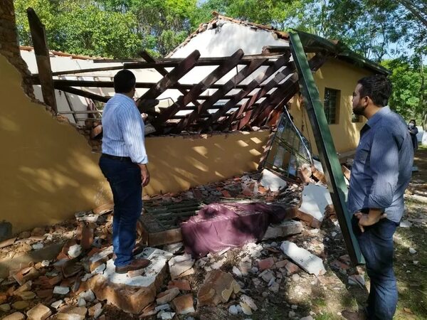 Cerca de 100 alumnos de Caazapá sin salón de clases tras el derrumbe del local del Colegio San Agustín - Nacionales - ABC Color