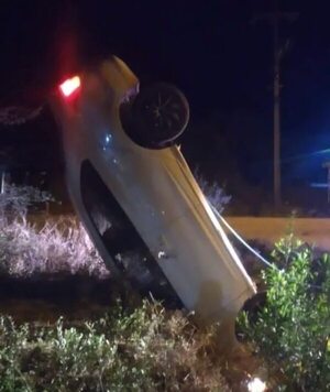 Persecución policial en Loma Plata termina con dos detenidos y un auto volcado  - Noticias del Chaco - ABC Color