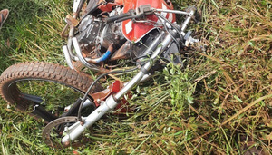 Motociclista muere tras chocar contra una columna del tendido eléctrico