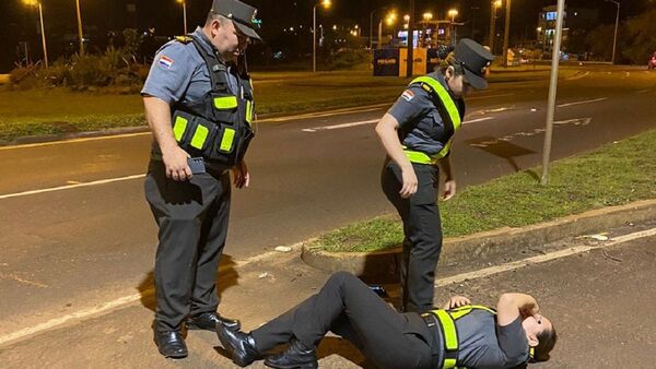 Conductor huye tras atropellar a una agente de la Patrulla Caminera