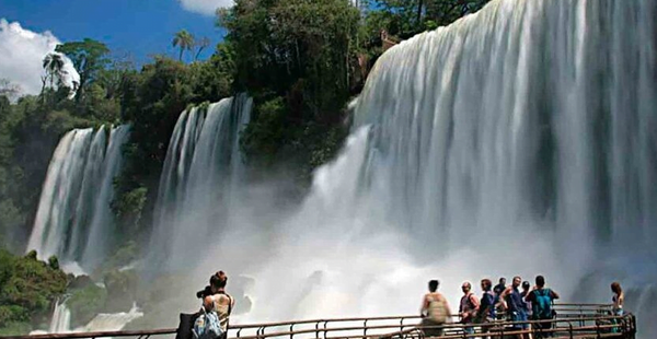 Turista cayó a las Cataratas del Iguazú al intentar tomarse una selfie - Noticiero Paraguay