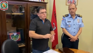 Taxista devuelve USD 800 a atletas chilenos y Policía le rinde homenaje - Noticiero Paraguay