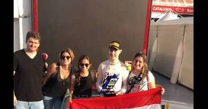 La Nación / Joshua Duerksen compartió con paraguayos residentes en España, tras finalizar su carrera