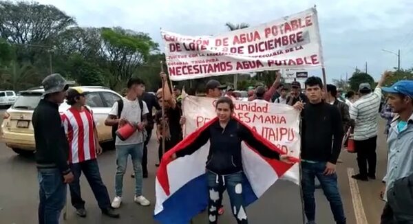 Productores se manifiestan frente a Itaipú para pedir ayuda - ABC en el Este - ABC Color