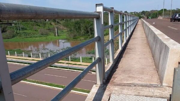 Adolescente murió electrocutado al tocar la baranda de puente