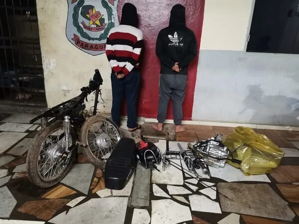 Dos detenidos tras hurto de motocicleta en Luque - Policiales - ABC Color