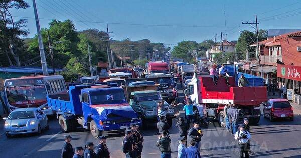 La Nación / Camioneros de Tobatí luchan por sus reivindicaciones