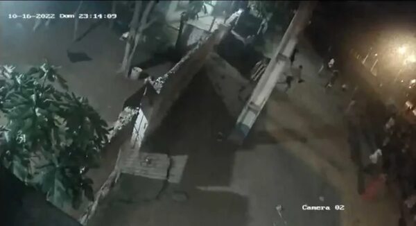 Video: turba toma por asalto una casa y agrede a residentes - Policiales - ABC Color