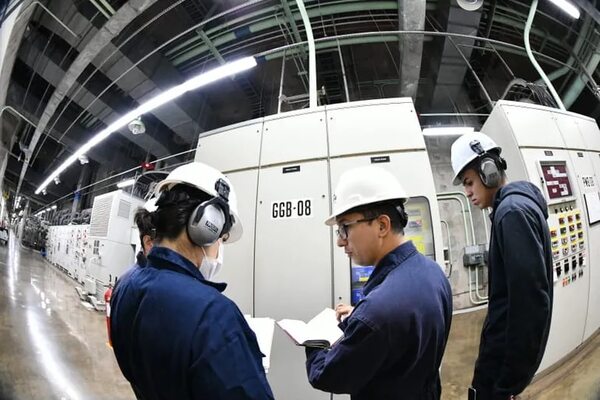 Itaipú dejó de publicar lista de empleados, salarios y viáticos - Economía - ABC Color