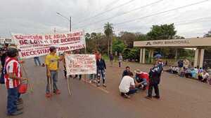 Labriegos de Itakyry se manifiestan con cierre de ruta frente a Itaipu - La Clave