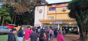 Hallan pasaportes y cédulas extraviados por jefe policial junto a una nota de disculpas - ABC en el Este - ABC Color