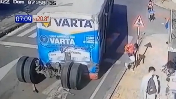 Irrisoria multa para empresa cuyo bus perdió el eje trasero en marcha | Noticias Paraguay