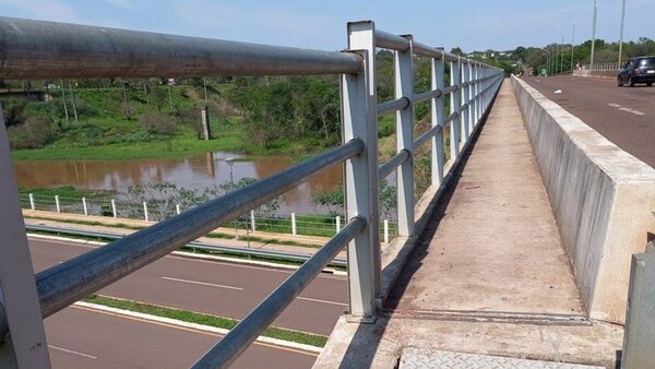 Adolescente muere electrocutado al tocar la baranda de un puente
