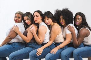 ¿De qué se trata la moda curvy?