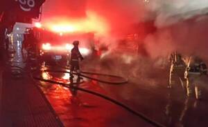 Crónica / Voraz incendio destruyó varias casillas de trabajadores en Ciudad del Este