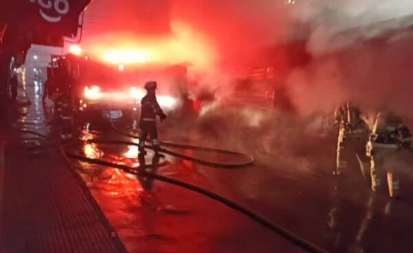 Crónica / Voraz incendio destruyó varias casillas de trabajadores en Ciudad del Este