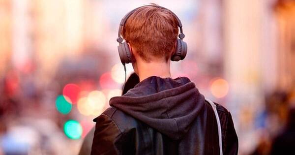 La Nación / “Los papás tendrían que estar atentos a las letras que sus hijos escuchan”, advierten especialistas sobre hits musicales