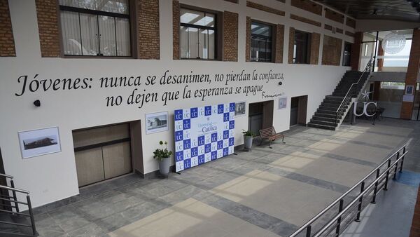 Universidad Católica inauguró explanada de estudiantes "Monseñor Juan Sinforiano Bogarín"
