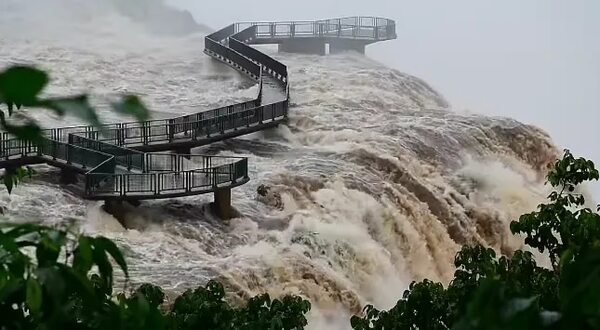 Cataratas del Iguazú: gran caudal del agua imposibilita rastrillaje en zona donde cayó turista - ABC en el Este - ABC Color