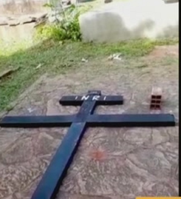 Tiraron la Cruz Mayor de un cementerio - C9N