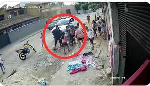 (VIDEO)Perros, amigos y familiares de supuestos motochorros atacaron a policía en un procedimiento