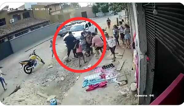 (VIDEO)Perros, amigos y familiares de supuestos motochorros atacaron a policía en un procedimiento