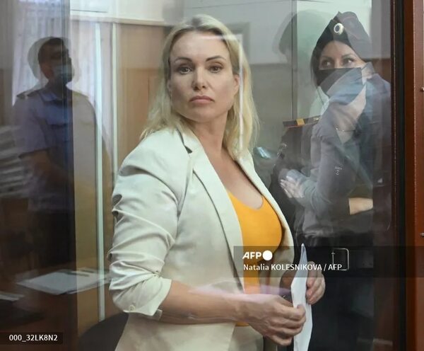 La periodista disidente Ovsiannikova huyó de Rusia, dice su abogado - Mundo - ABC Color