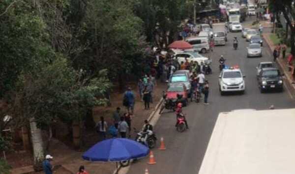 Policía frustra asalto en shopping de CDE, una cambista fue herido