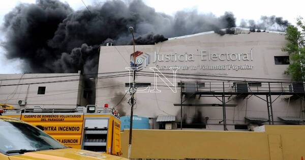 La Nación / Peritaje TSJE: discos duros fueron destruidos casi en su totalidad en el incendio