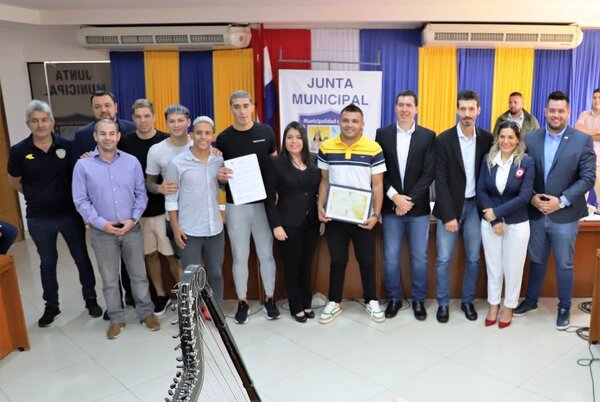 Luqueño recibe mención de honor por el ascenso a Primera •
