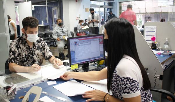 Cerca de cinco mil extranjeros esperan el carnet de admisión | Locales | 5Días