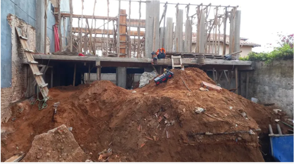 Obrero quedó atrapado durante media tras el derrumbe de una obra y ahora puede contar la historia