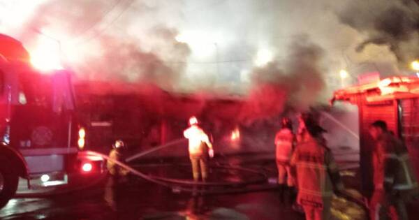La Nación / Incendio consumió 18 casillas metálicas