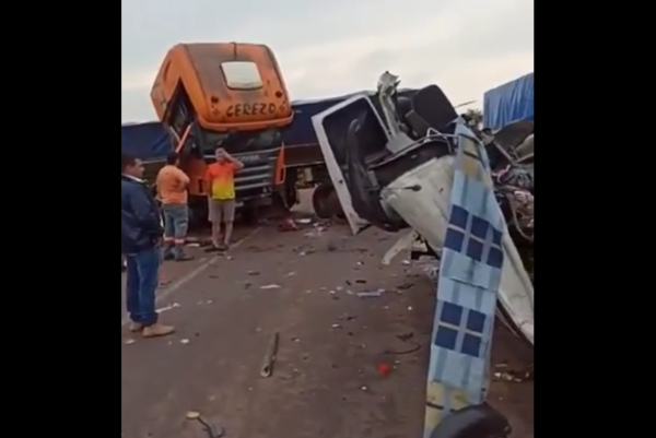 (VIDEO) Tremendo impacto entre camionazos, por un milagro, no hay finados